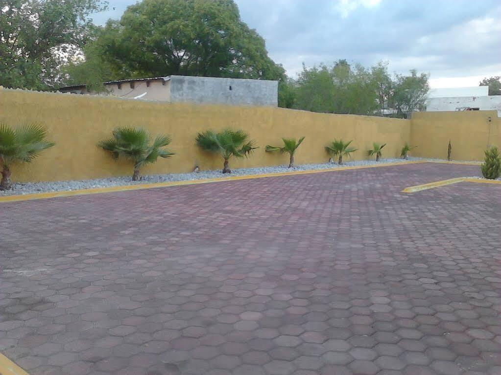 Monte Salerno Hotel & Suites Montemorelos Extérieur photo